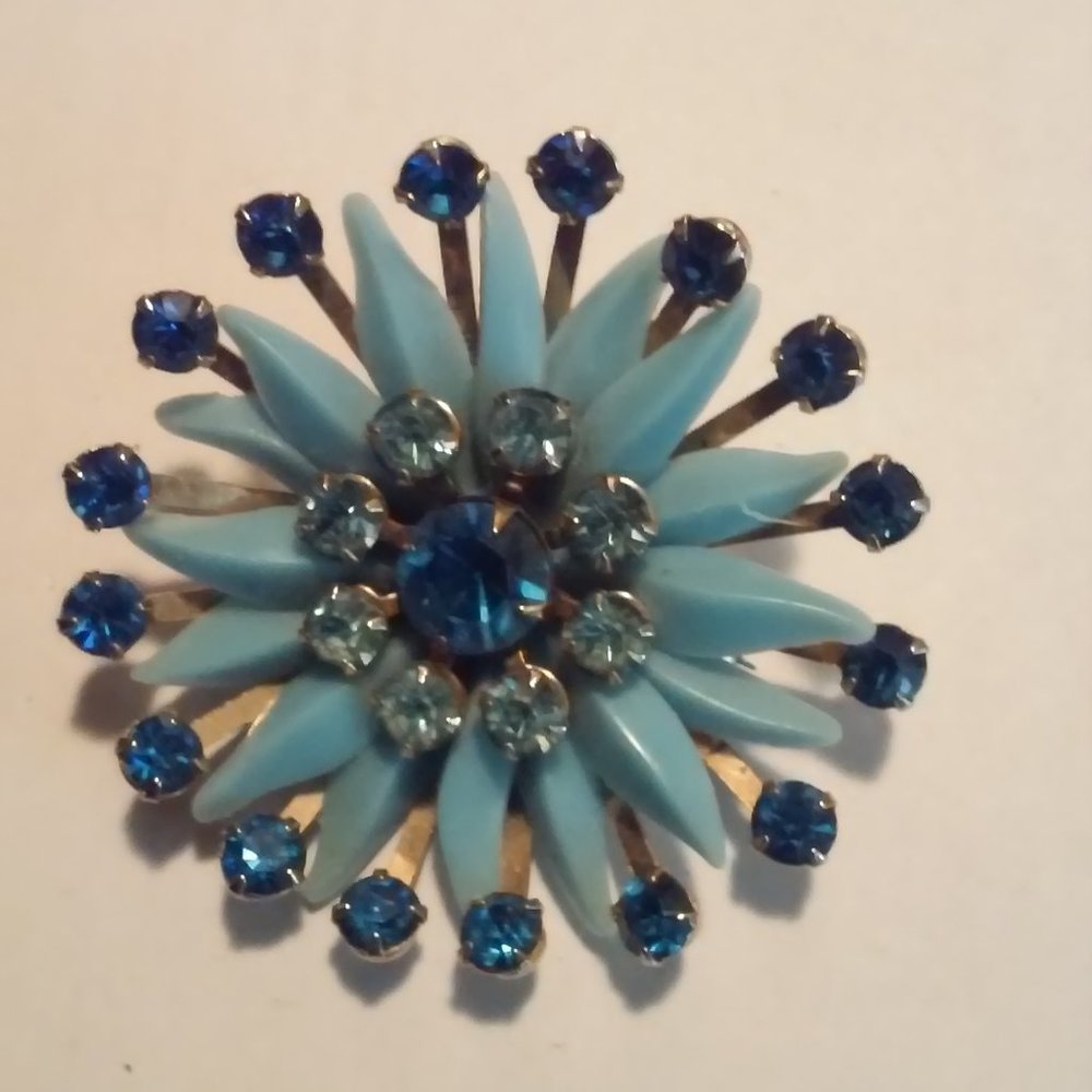 Pin Brooch 2 Shades Of Blue Stones All Around Part Plastic Gold Back
